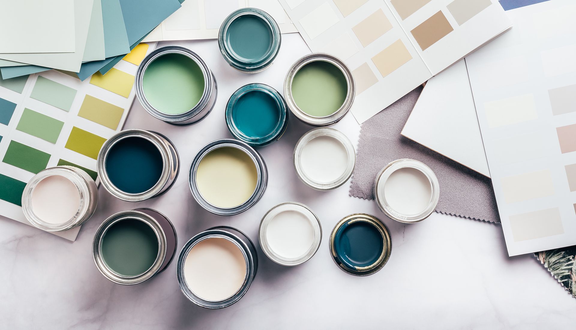 Botes de pintura de diferentes colores.