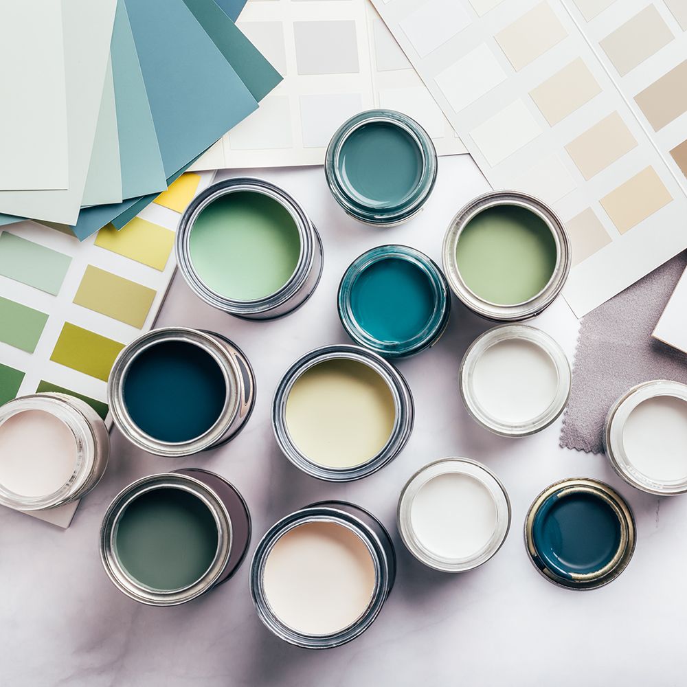 Botes de pintura de diferentes colores.