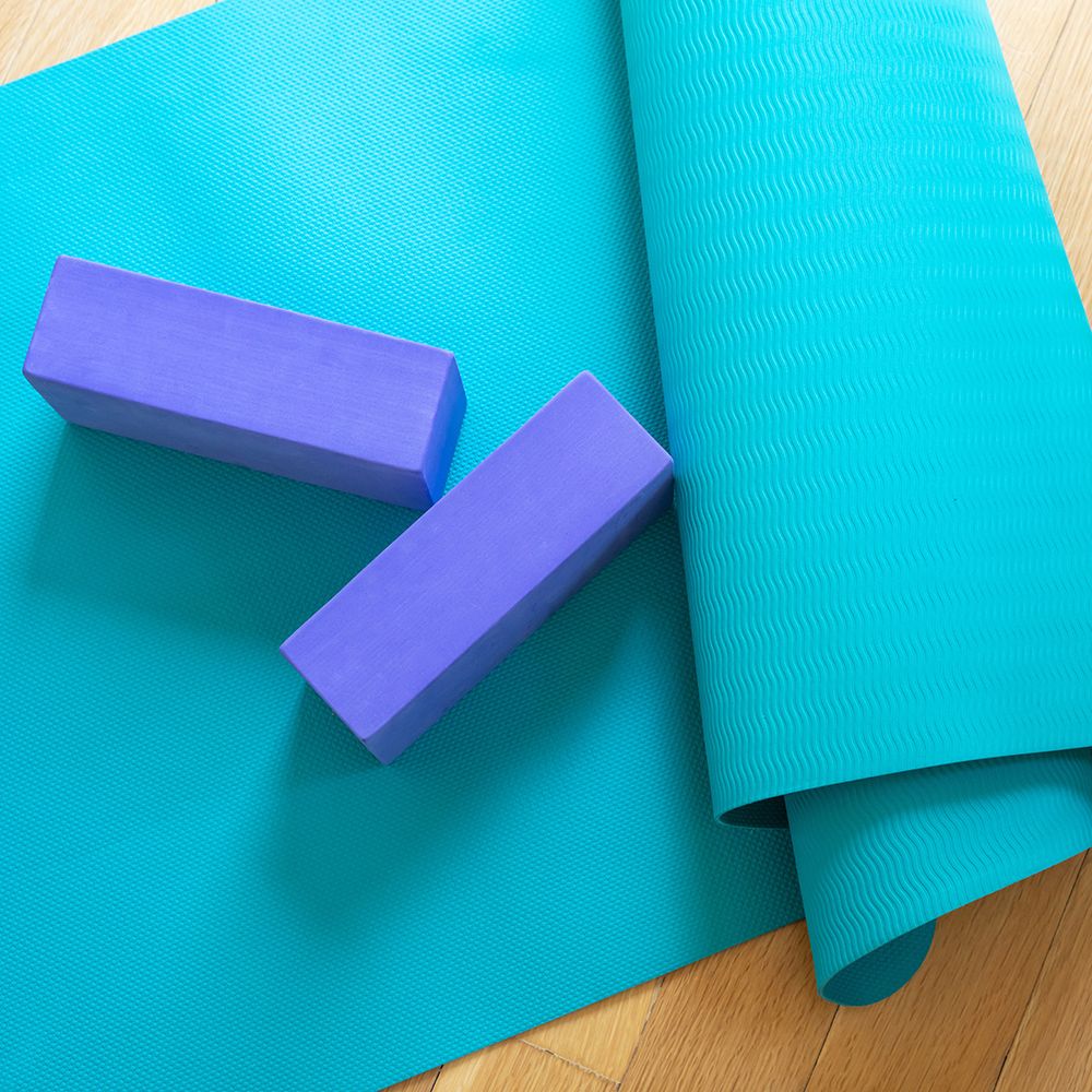 Colchoneta y bloques de yoga. Sección deportes y juegos.